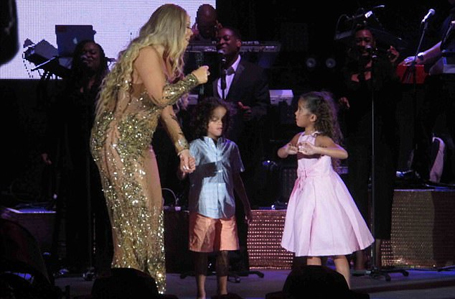 Mariah Carey sings one sweet duet with 6-year-old twins | mcarchives.com