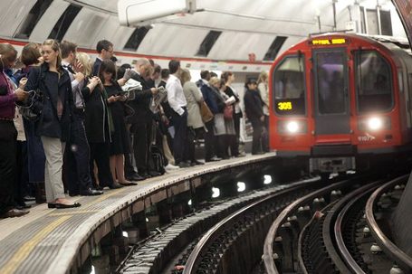 Mariah Carey has bizarre hit on the London Underground | mcarchives.com