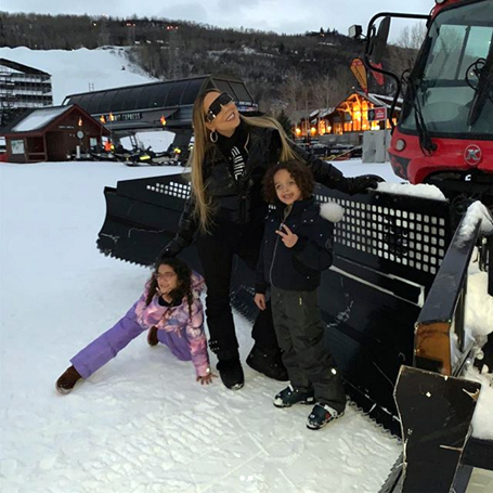 Mariah Carey goes skiing in Aspen ahead of Christmas | mcarchives.com