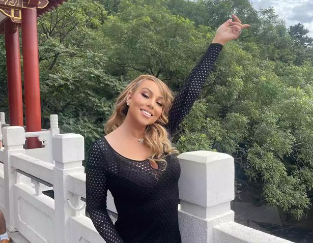 Mariah Carey visiting the Great Wall of China | mcarchives.com