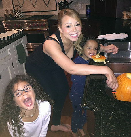 Mariah has a pumpkin-carving date with her munchkins | mcarchives.com