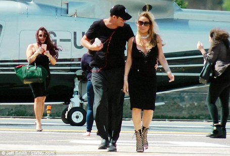 Mariah arrives in London | mcarchives.com